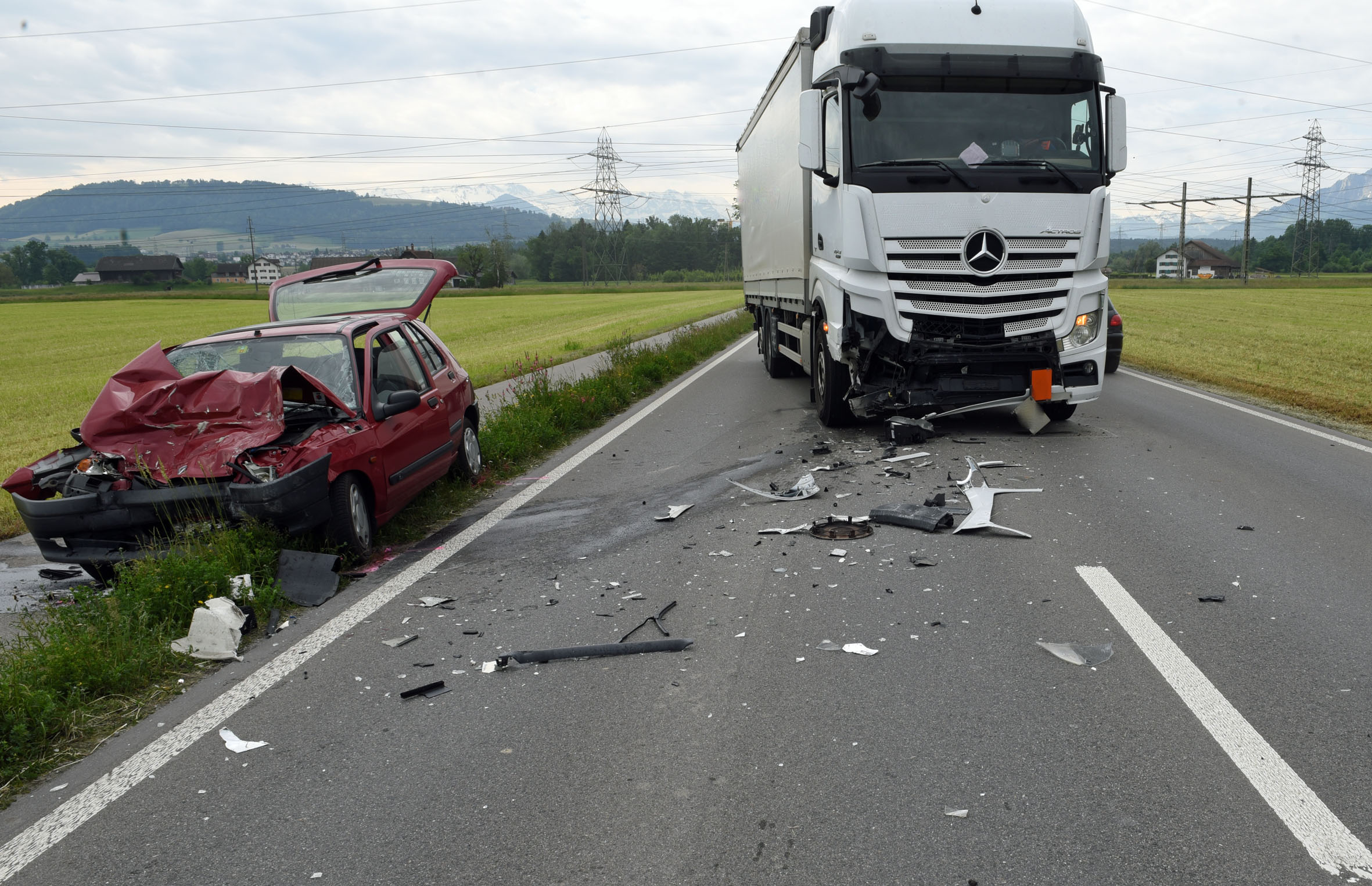 Inwil LU Autofahrer bei Frontalkollision mit Lastwagen verletzt
