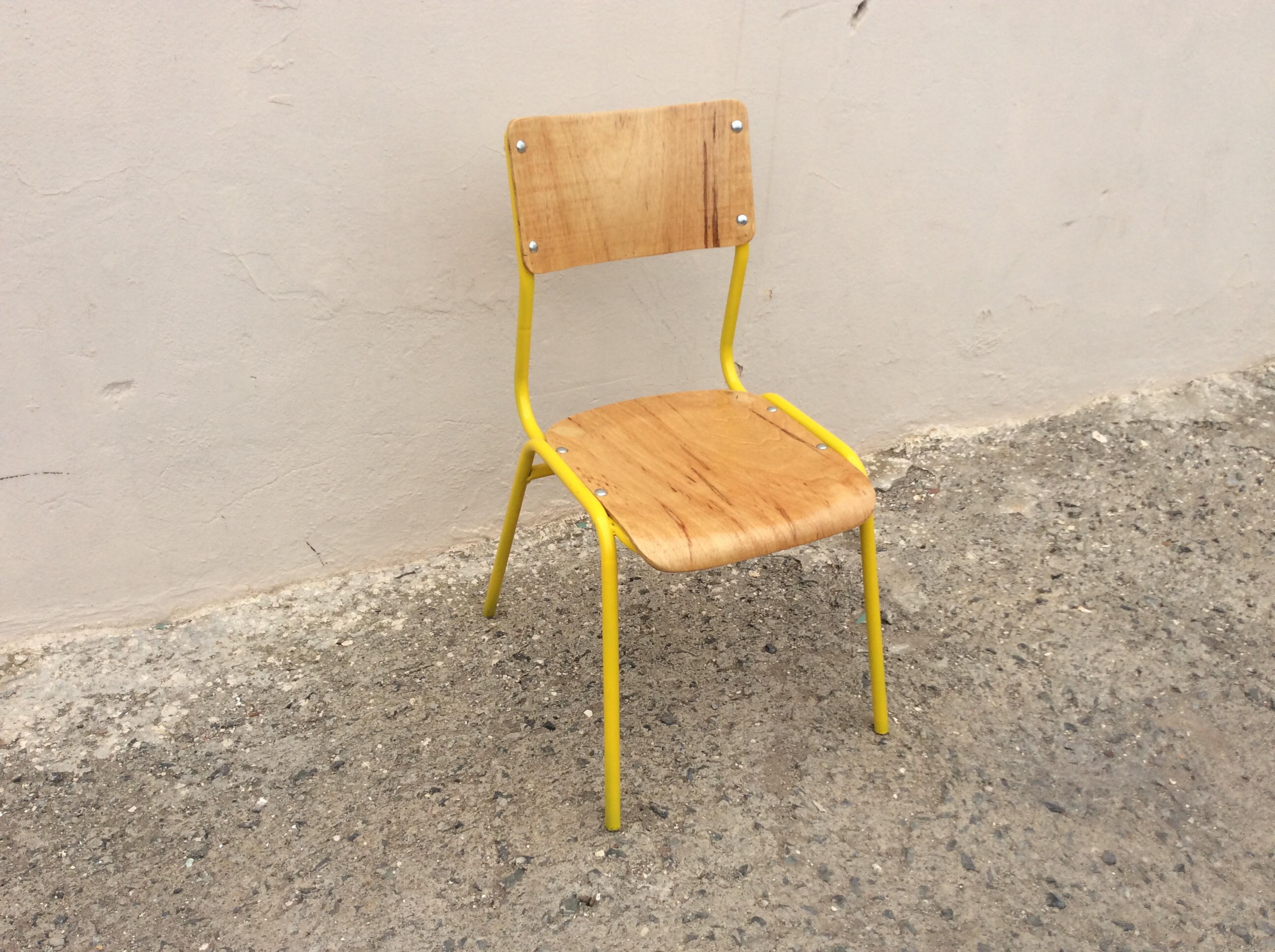 SILLA AMARILLA DE COLEGIO POLONIUM 209