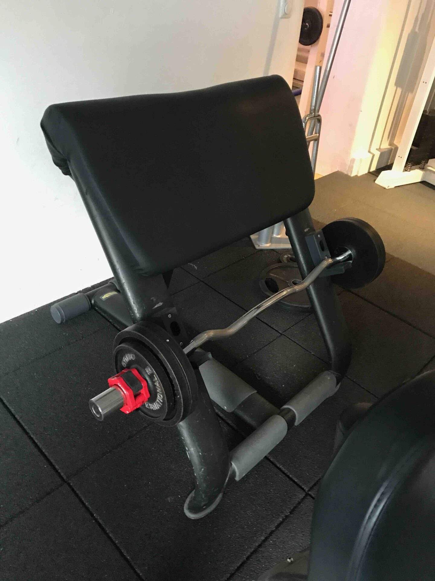 The ufc adjustable scott curl bench is designed for easier and safe barbell free weightsbiceps workouts as well as other oblique exercises. Web we have found 10 people in the uk with the name emma curl. Technogym Scott Curl Bench Polovne teretane