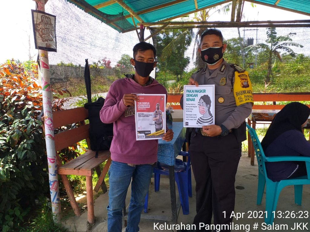 Personel yang melaksanakan Pam Sembahyang kubur di Jalan Baru Norio  Kelurahan memberikan himbauan kepada penziarah – Polres Singkawang