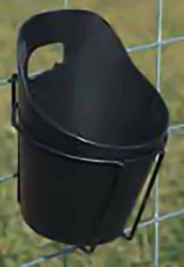Metal 5 Quart Fence Bucket Holder Single Bucket Polydome