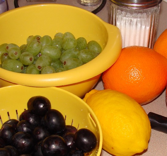Black and White Macerated Grapes Pomodori e Vino