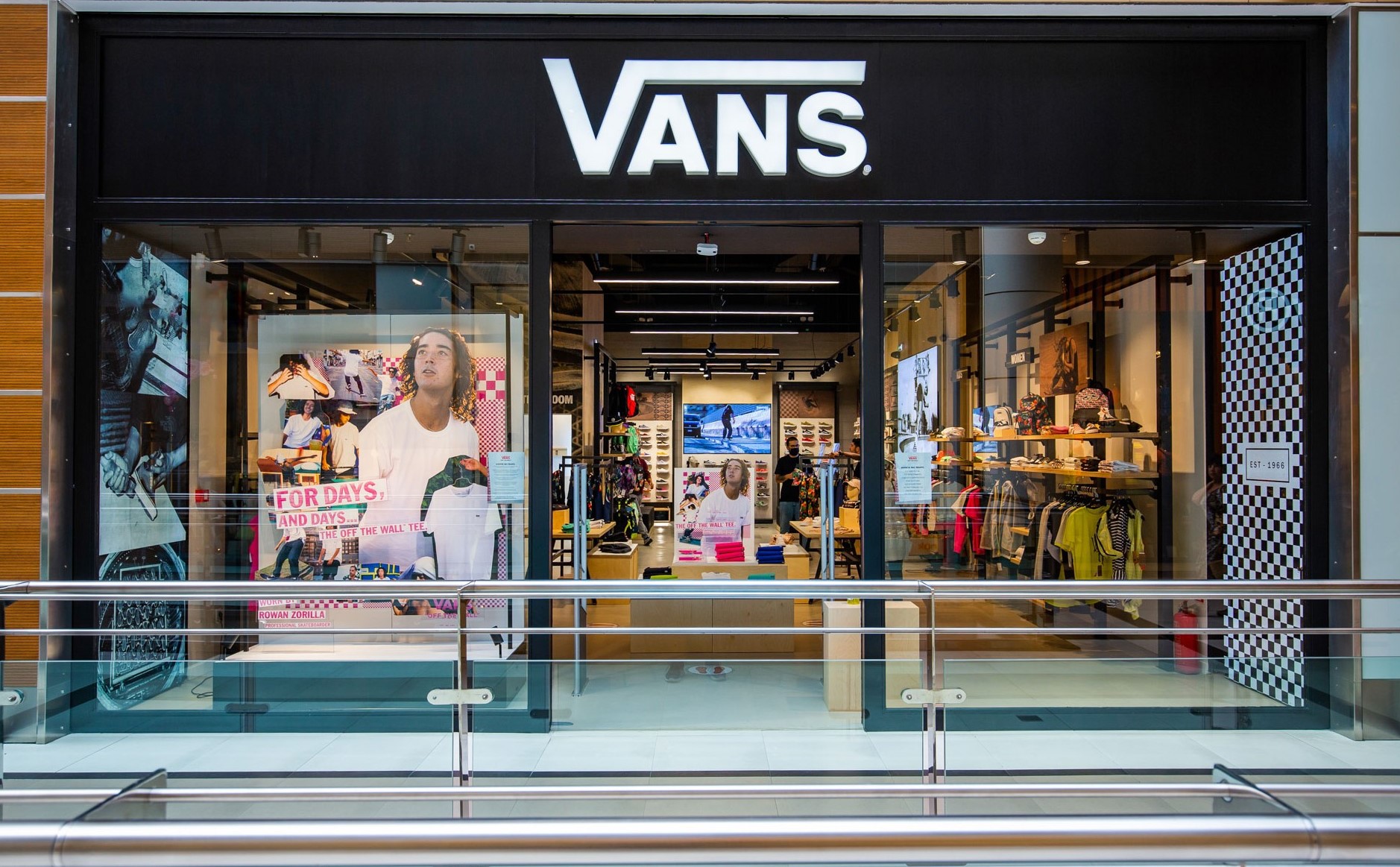 Το Flagship store της Vans στο The Mall Athens ανανεώθηκε, με έμπνευση