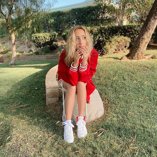 Ava Kolker Biography, Wiki, Height, Age, Boyfriend, Sister, Net Worth