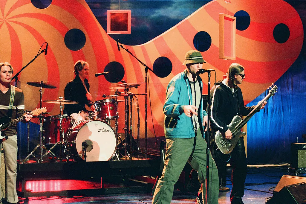 Olha só quem voltou… New Radicals solta a primeira música em quase três décadas. É o pop que precisamos? Olha só quem voltou… New Radicals solta a primeira música em quase três décadas. É o pop que precisamos?