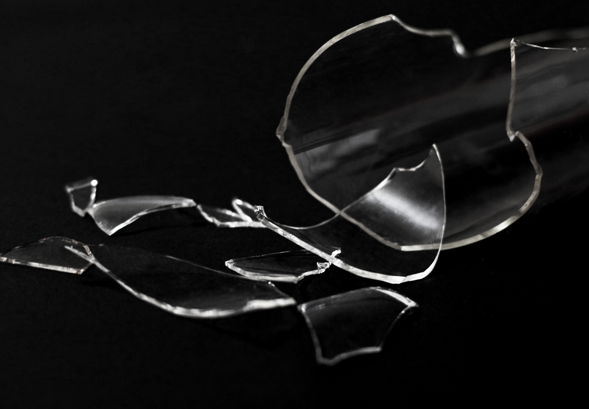 What causes porcelain clay to crack during firing and temperature rise