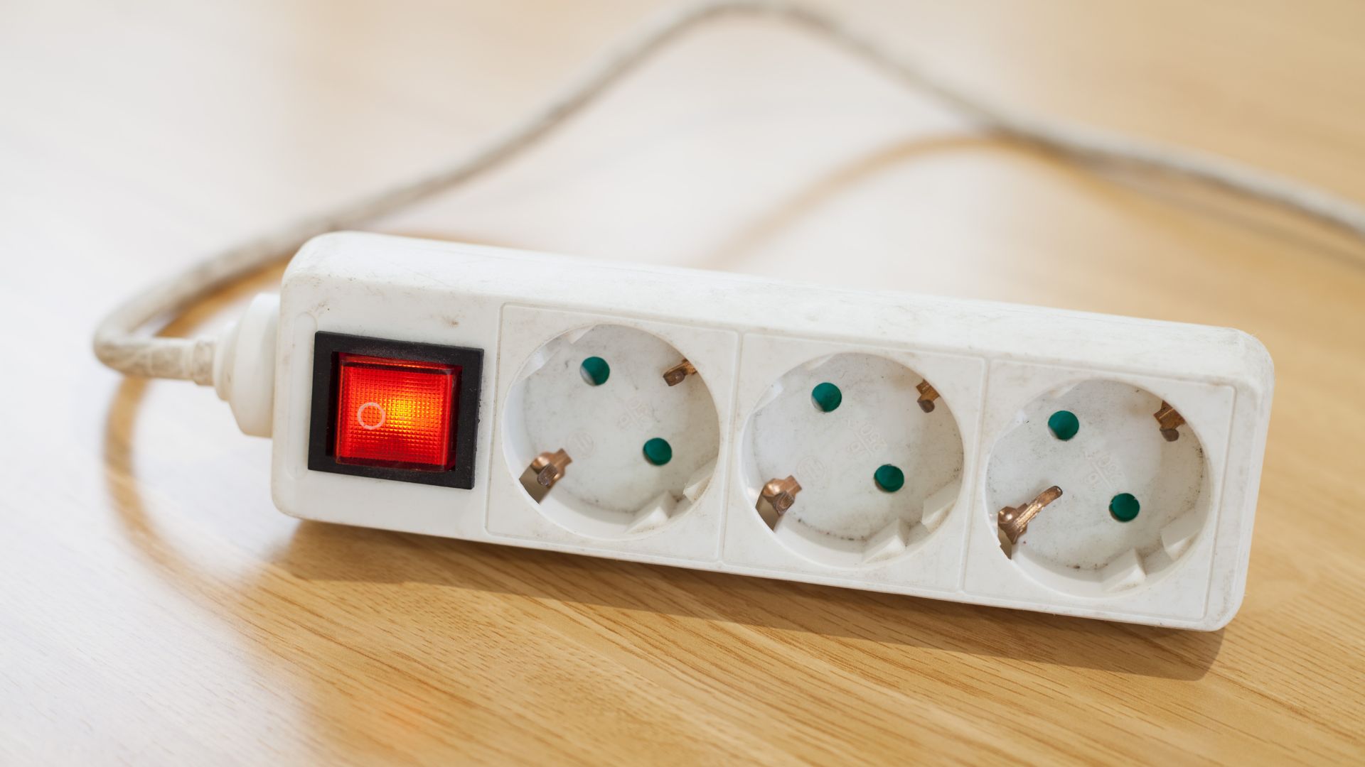8 Reasons Power Strip Flickering Orange/Red Light (Fixed
