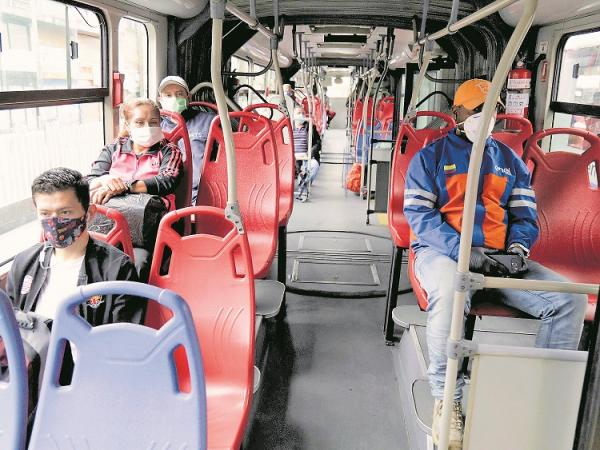 Lea aquí todas las noticias sobre transmilenio: Coronavirus Colombia Hoy Las Mejores Horas Para Usar Transmilenio Y Sitp Noticias Hoy Tendencias Portafolio
