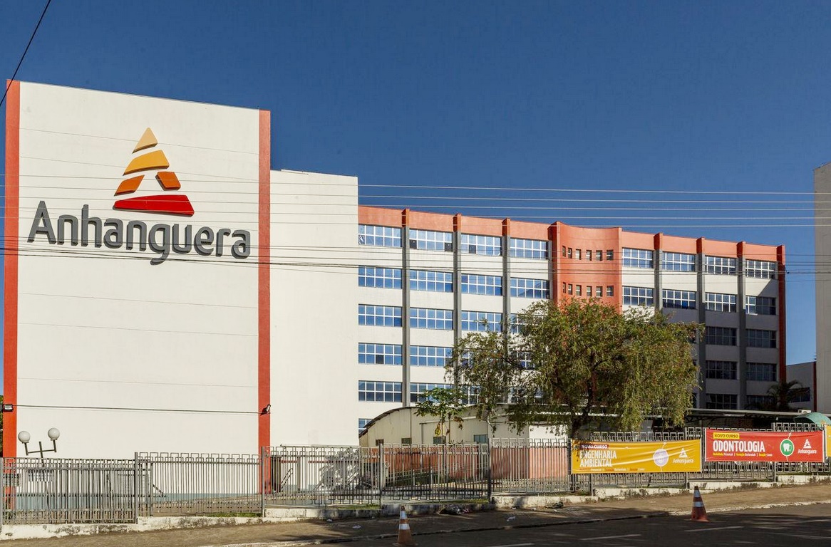 Estudantes da Anhanguera cobram redução de mensalidade e mudança em