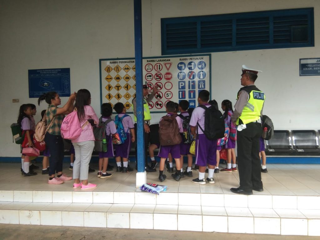 Pendidikan Karakter Budaya Tertib Lalu Lintas, Siswa SD Datangi Polres Kubar