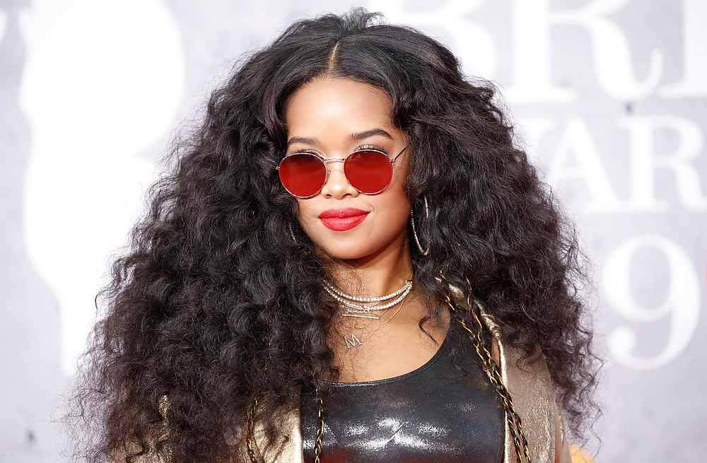 HER compartilha suas vulnerabilidades no álbum de estreia ‘Back of My