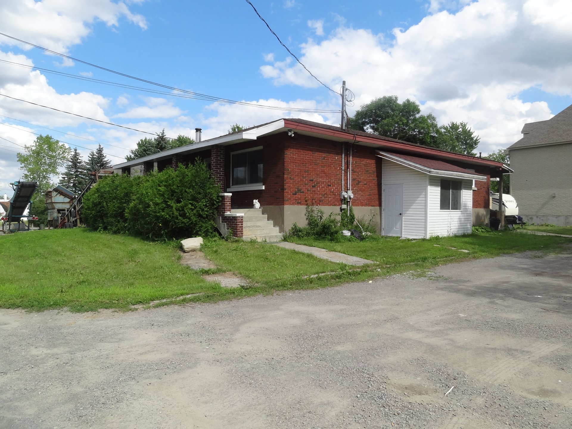 202 Rue Principale SainteDorothée (Laval) Port and Mount