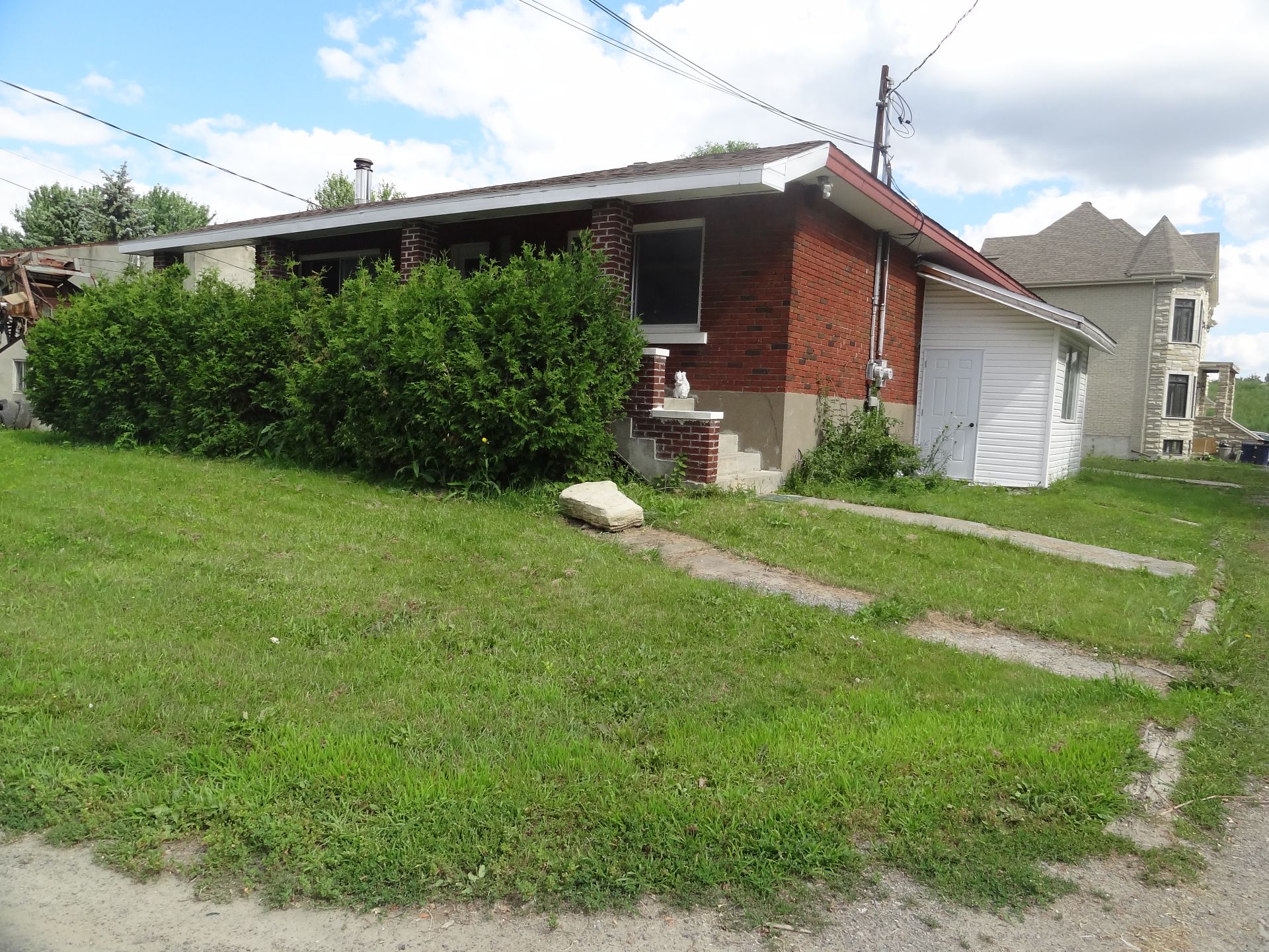 202 Rue Principale SainteDorothée (Laval) Port and Mount