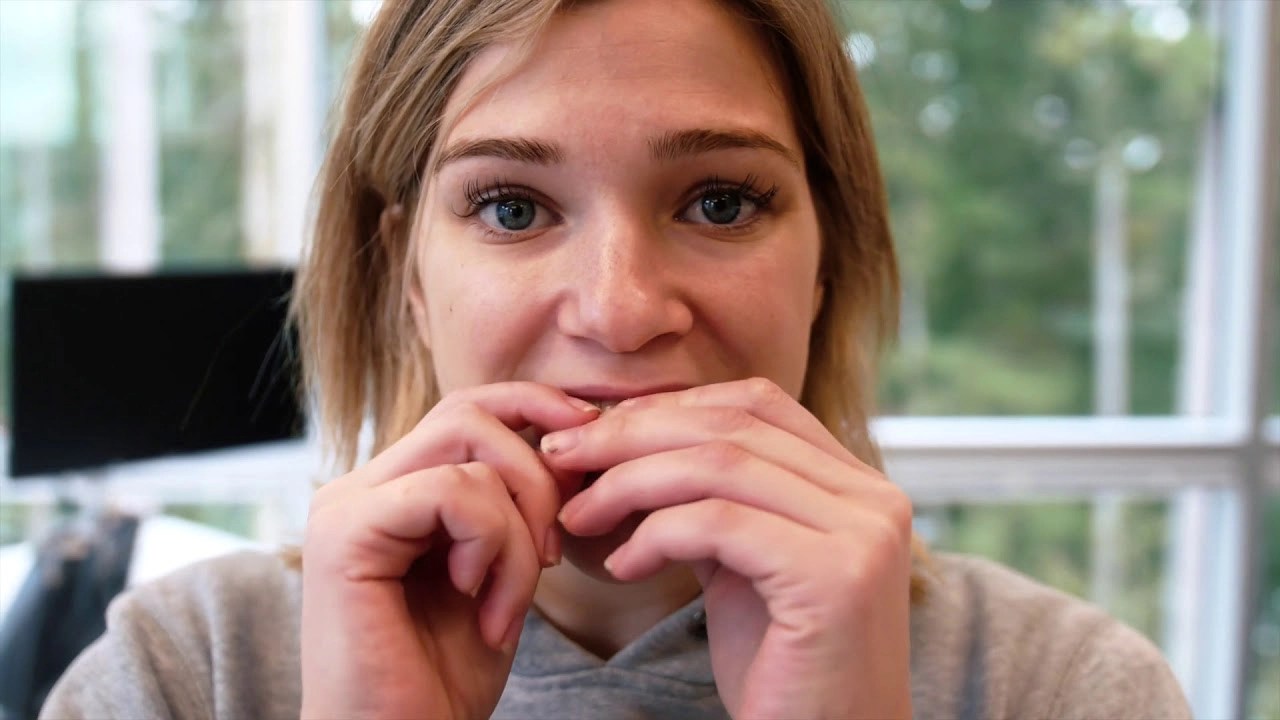 How to wear elastics (rubber bands) with my Invisalign or clear aligners?