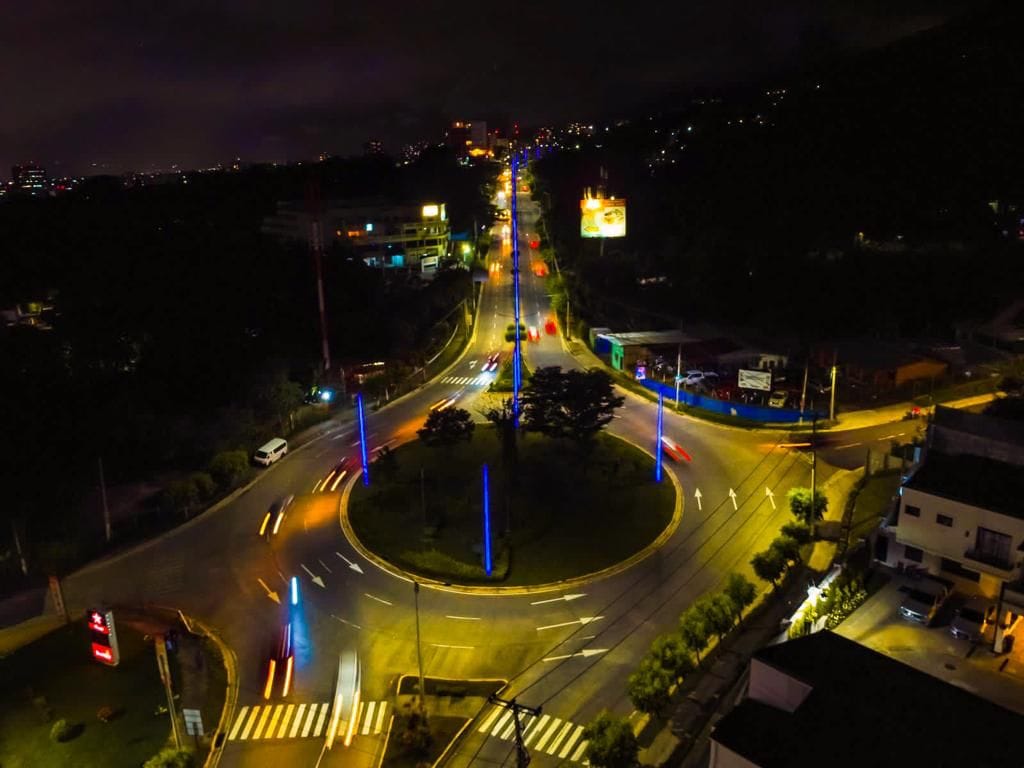 Avanza renovación de luminarias dañadas con el Plan San Salvador 100