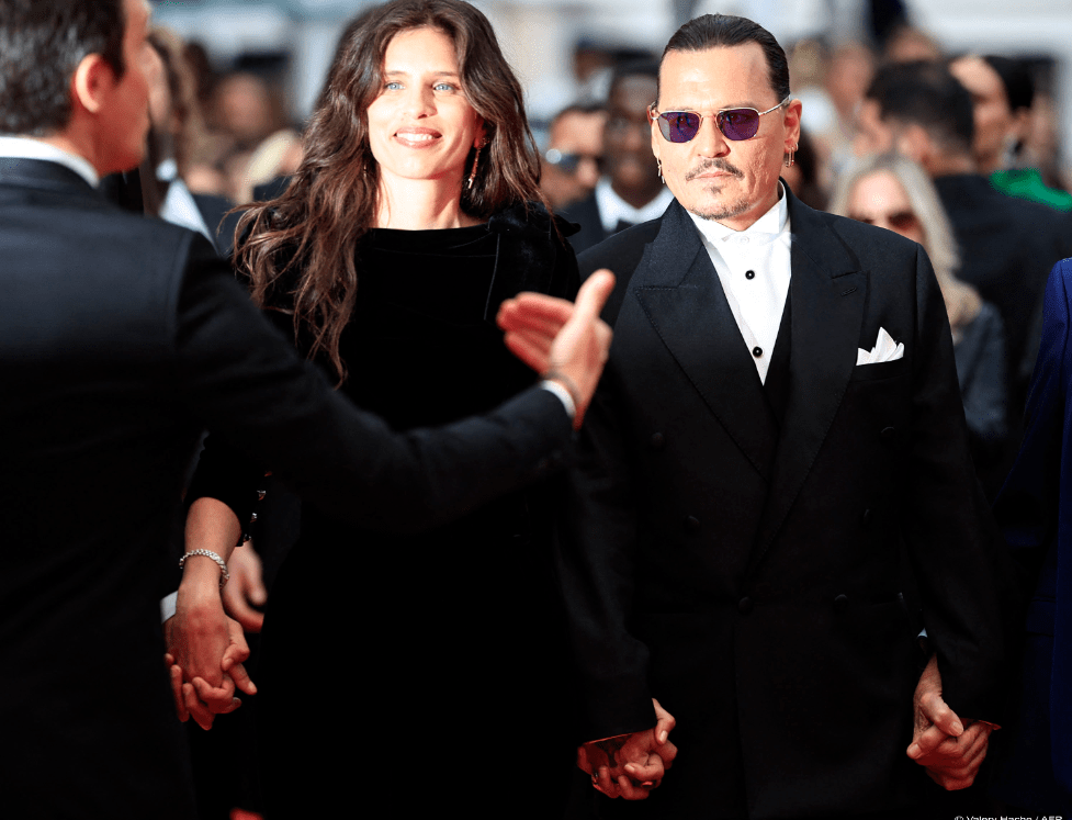 Johnny Depp's mustsee tears during 7minute standing ovation at Cannes