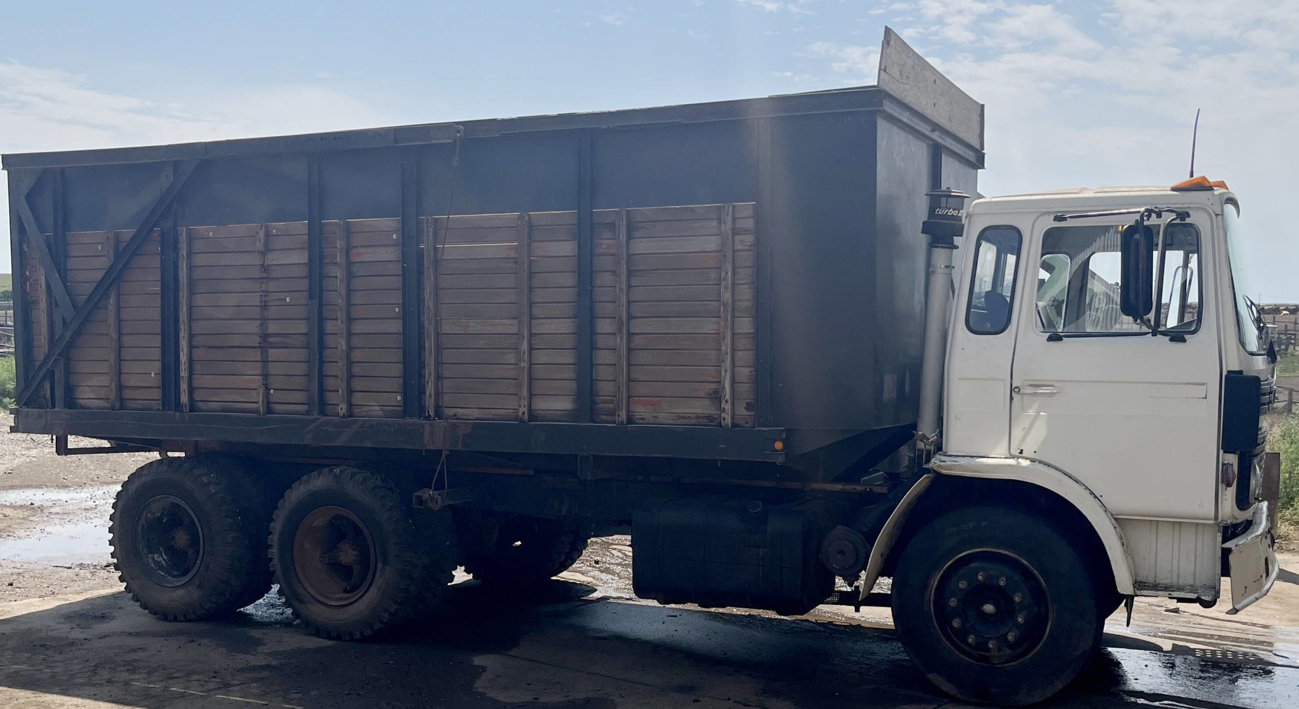 Mack Straight 6 Silage Truck for sale Post Equipment