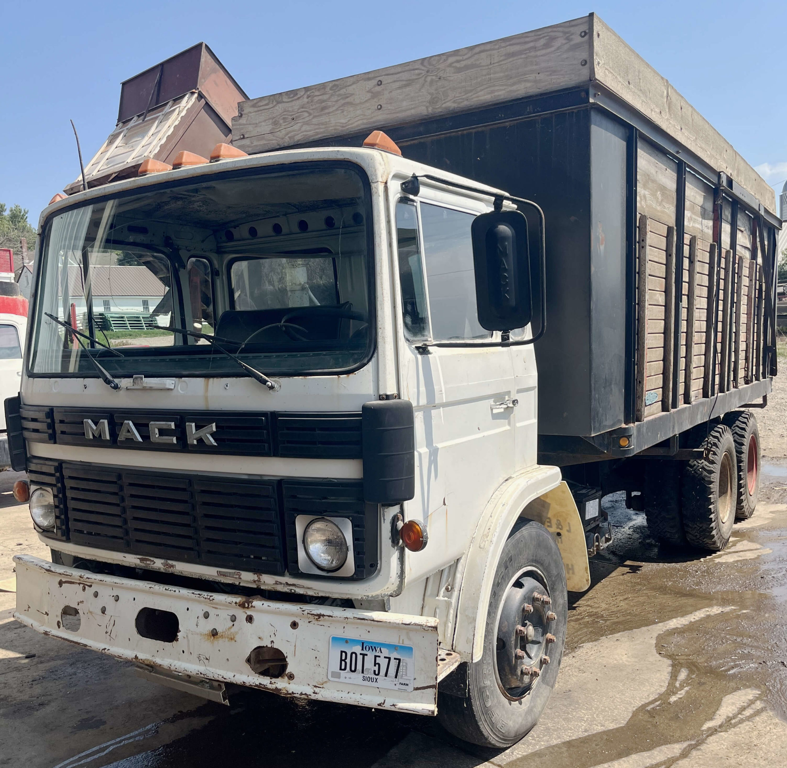 Mack Straight 6 Silage Truck for sale Post Equipment