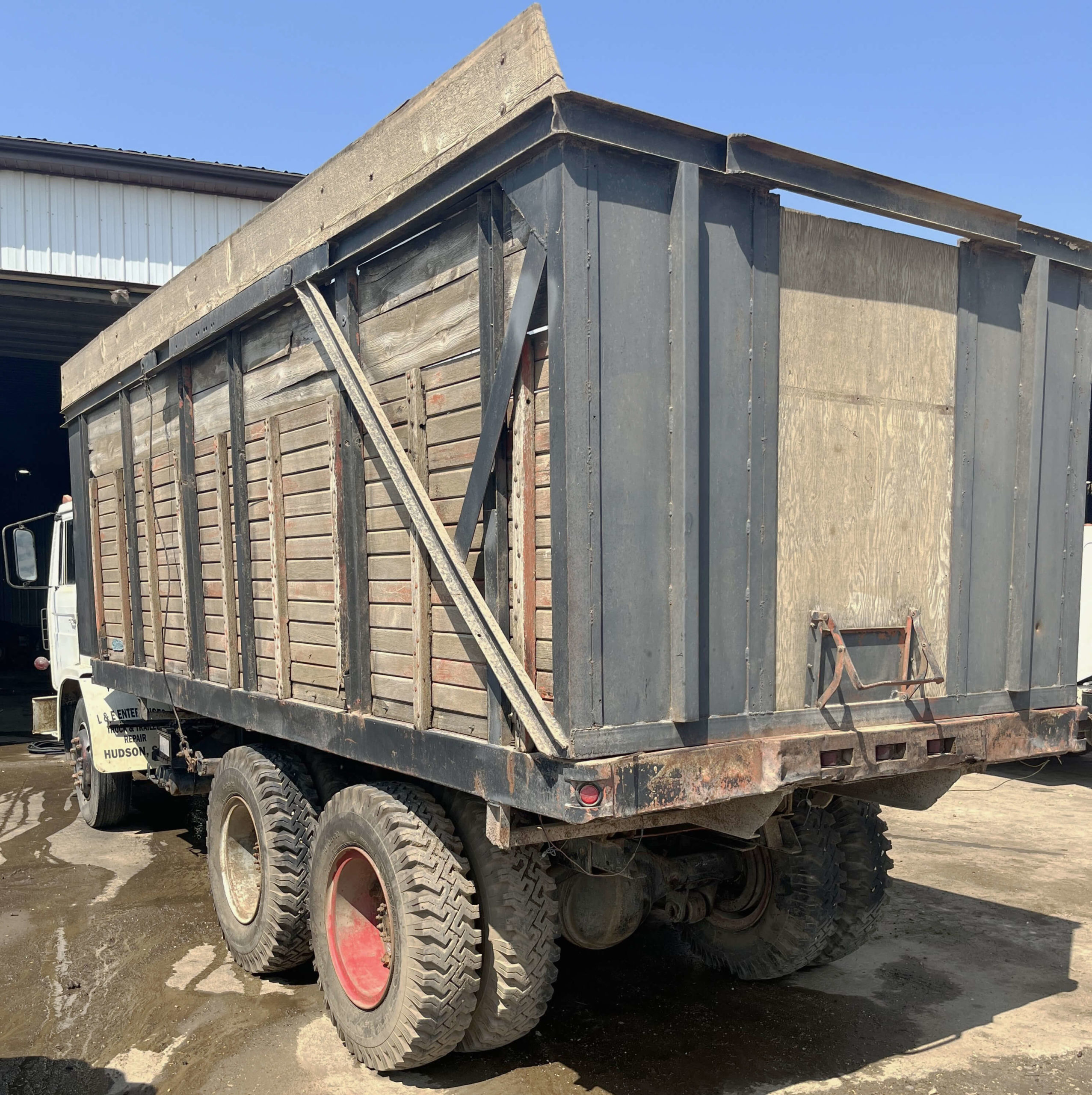 Mack Straight 6 Silage Truck for sale Post Equipment
