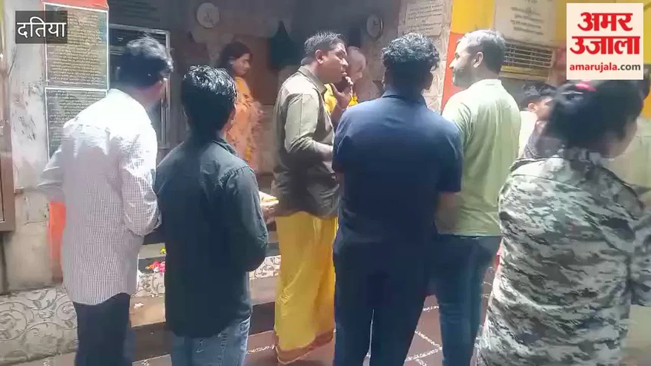 Sports- फिल्म अभिनेत्री भूमि पेडनेकर ने मां पीतांबरा के दरबार में टेका माथा -#INA