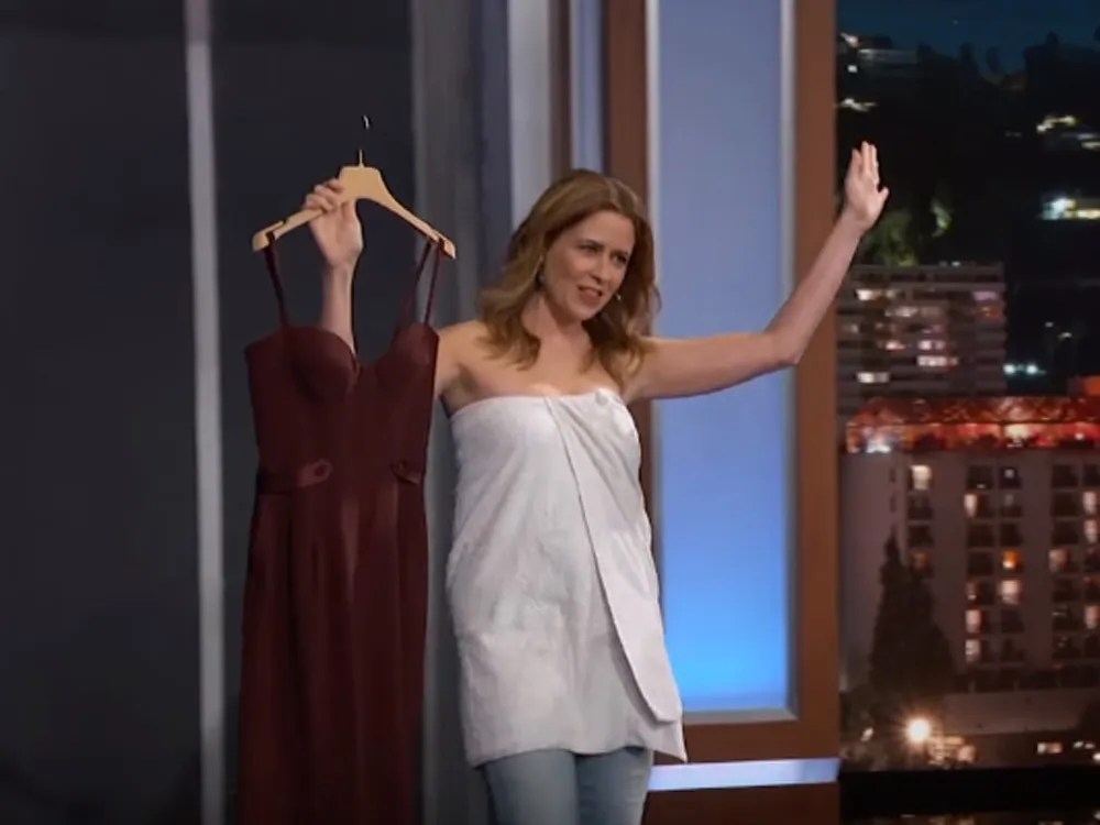 Jenna Fischer wears a towel on Jimmy Kimmel Live! after wardrobe