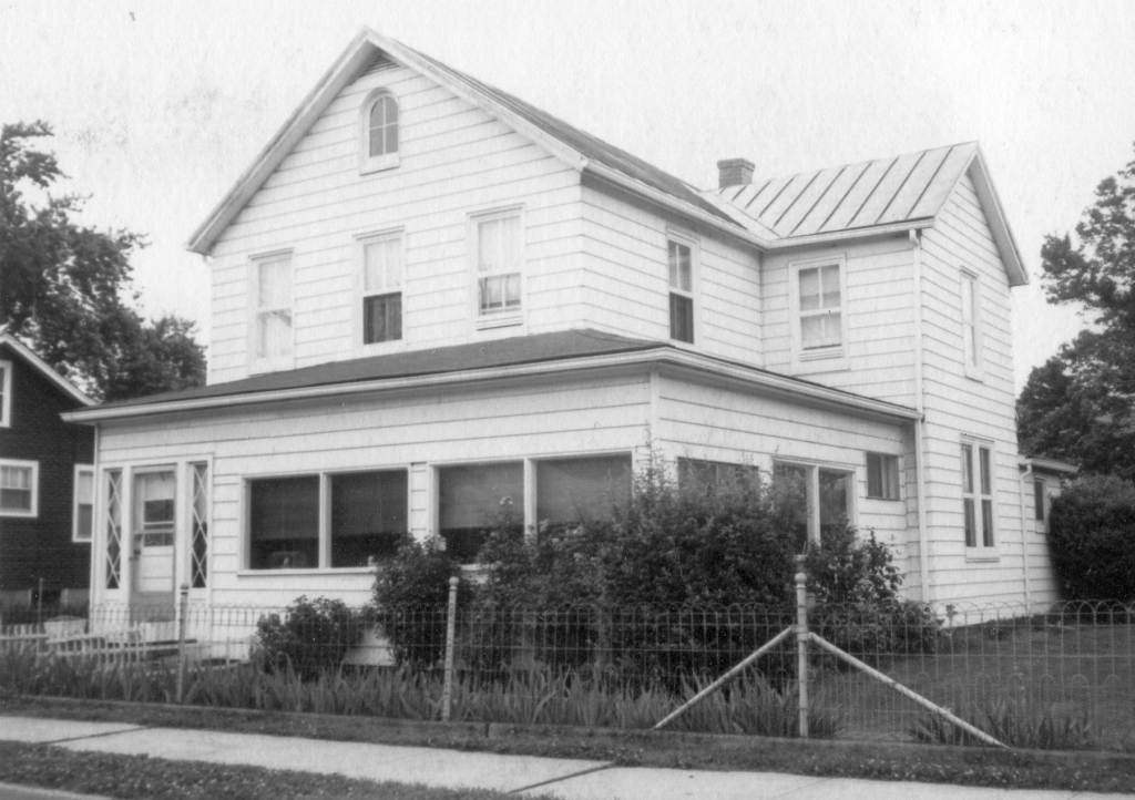 The 1907 Gordon house at 216 E Howell. The original front porch has