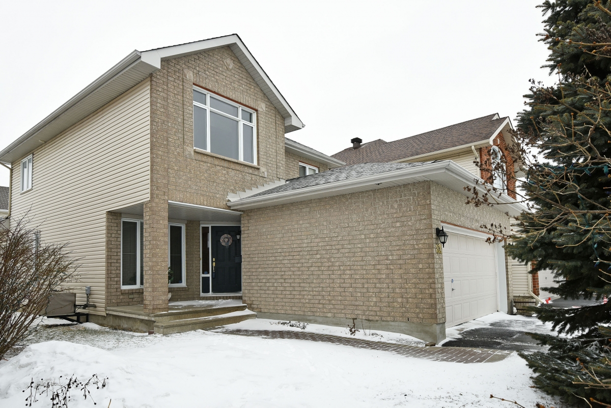82 Bridlepark Detached 3 Bed, 3 Bath Home in Bridlewood Like New