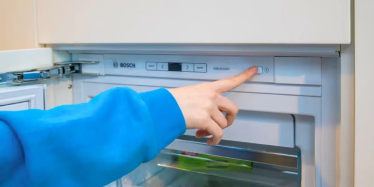 Should I Turn Off The Refrigerator When Cleaning?