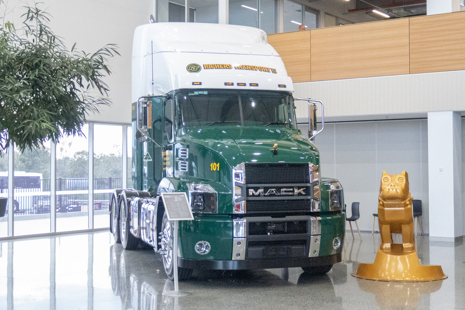 Mack trucks reviews and news