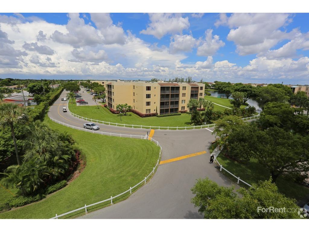 2725 Somerset Drive (Tel 954 485 8666 Fax 954 4848010) Apartments