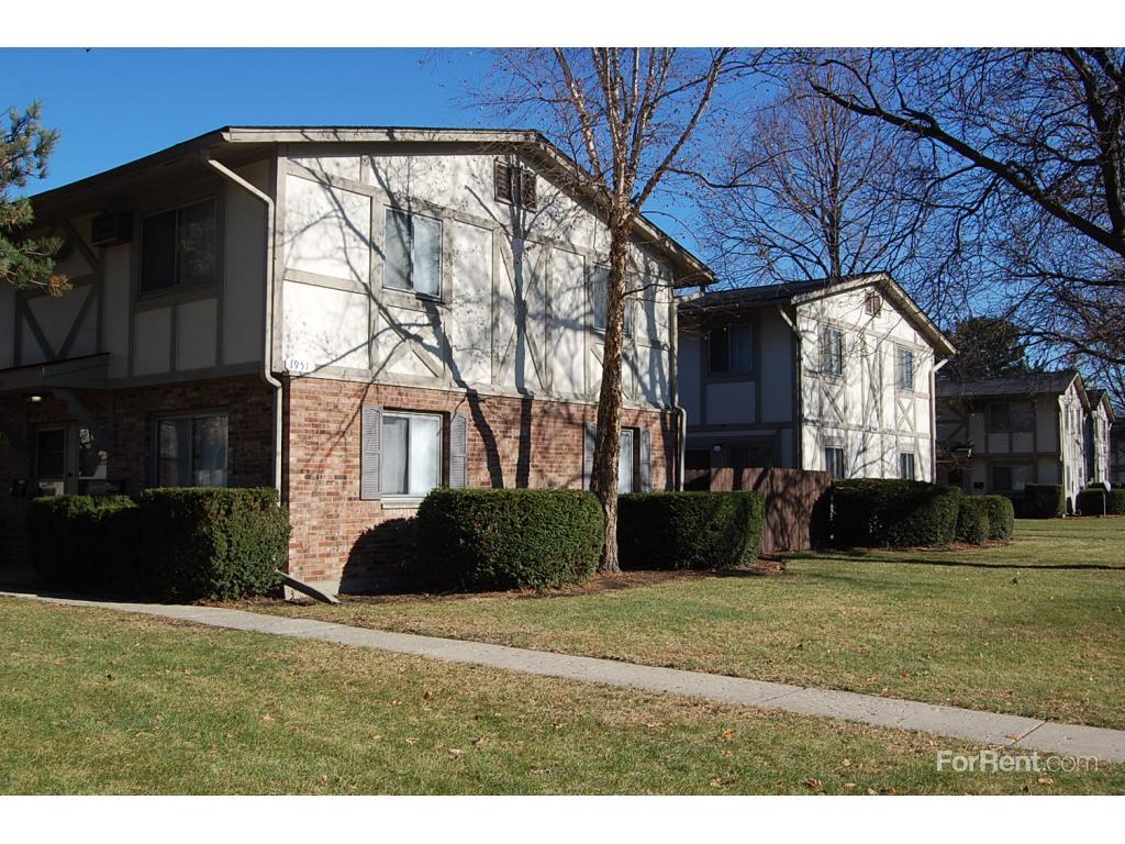 Village West Apartments, Aurora IL Walk Score