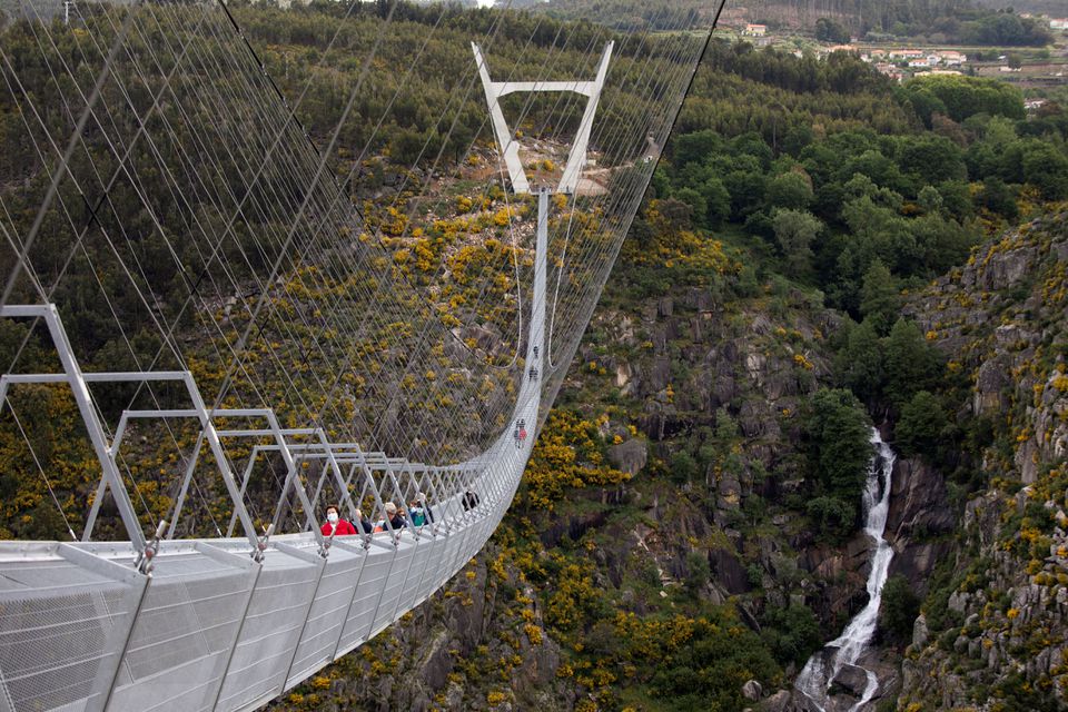 Maior ponte suspensa pedonal do mundo é em Portugal (Arouca)