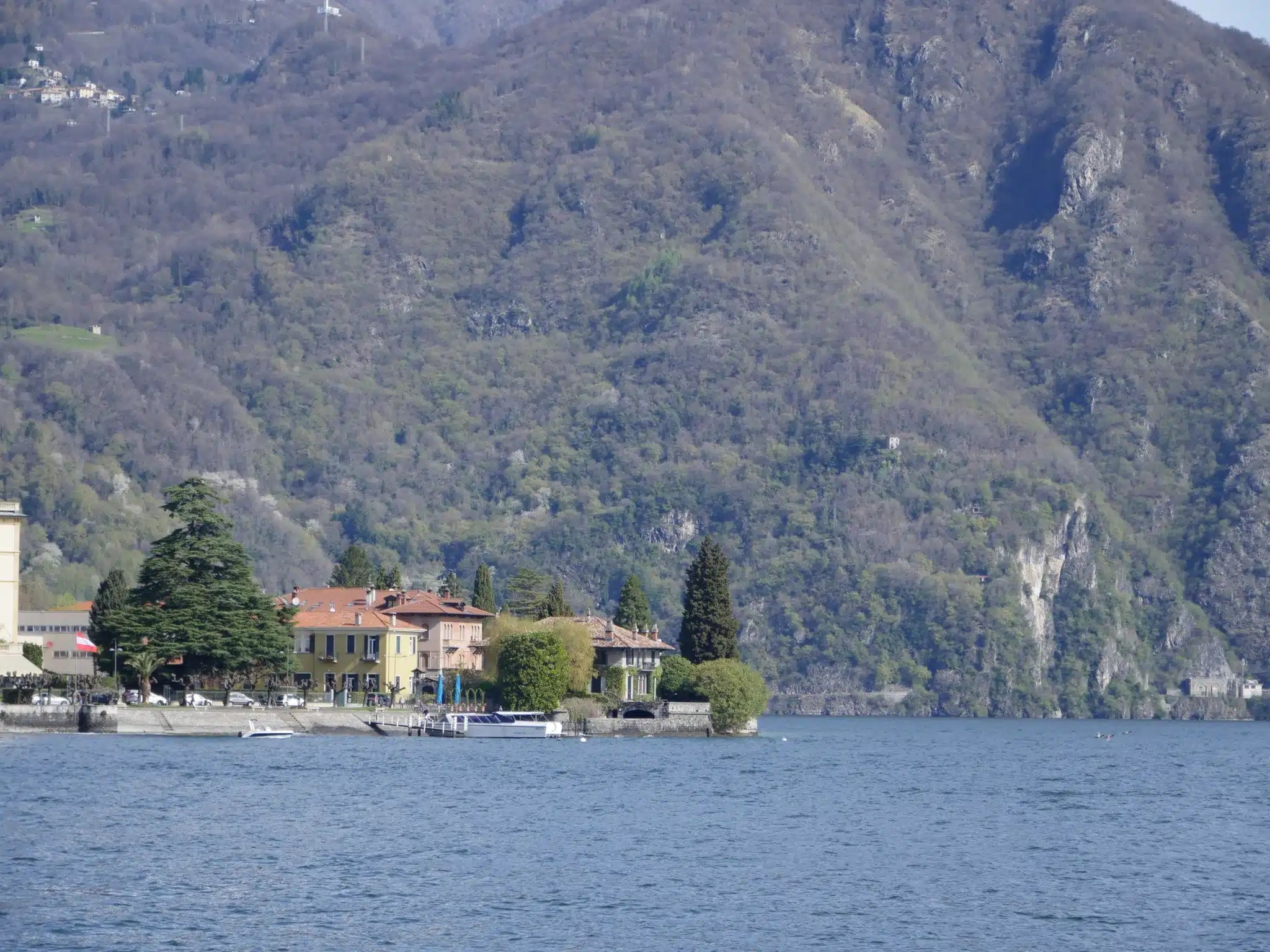 What is the Distance from Milan to Lake Como