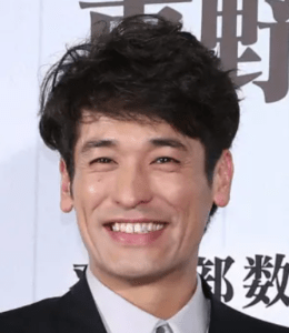 8b4f09cf90a7b92fd562e4f3010ece23 260x300 2 - 佐藤隆太の嫁は小貫華子で小栗旬の元カノ？子供の小学校は明大明治？