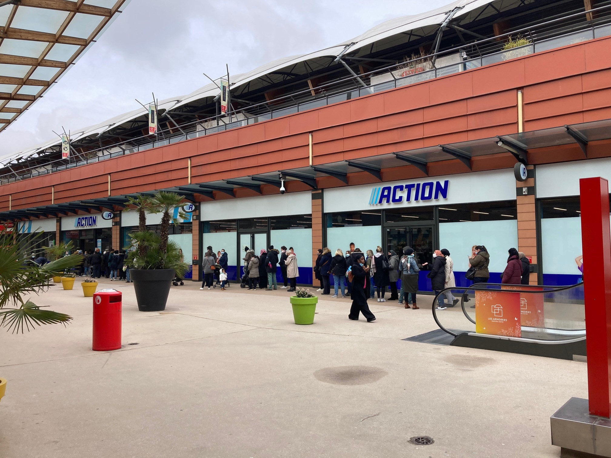 International nonfood retailer opens one of the largest stores in