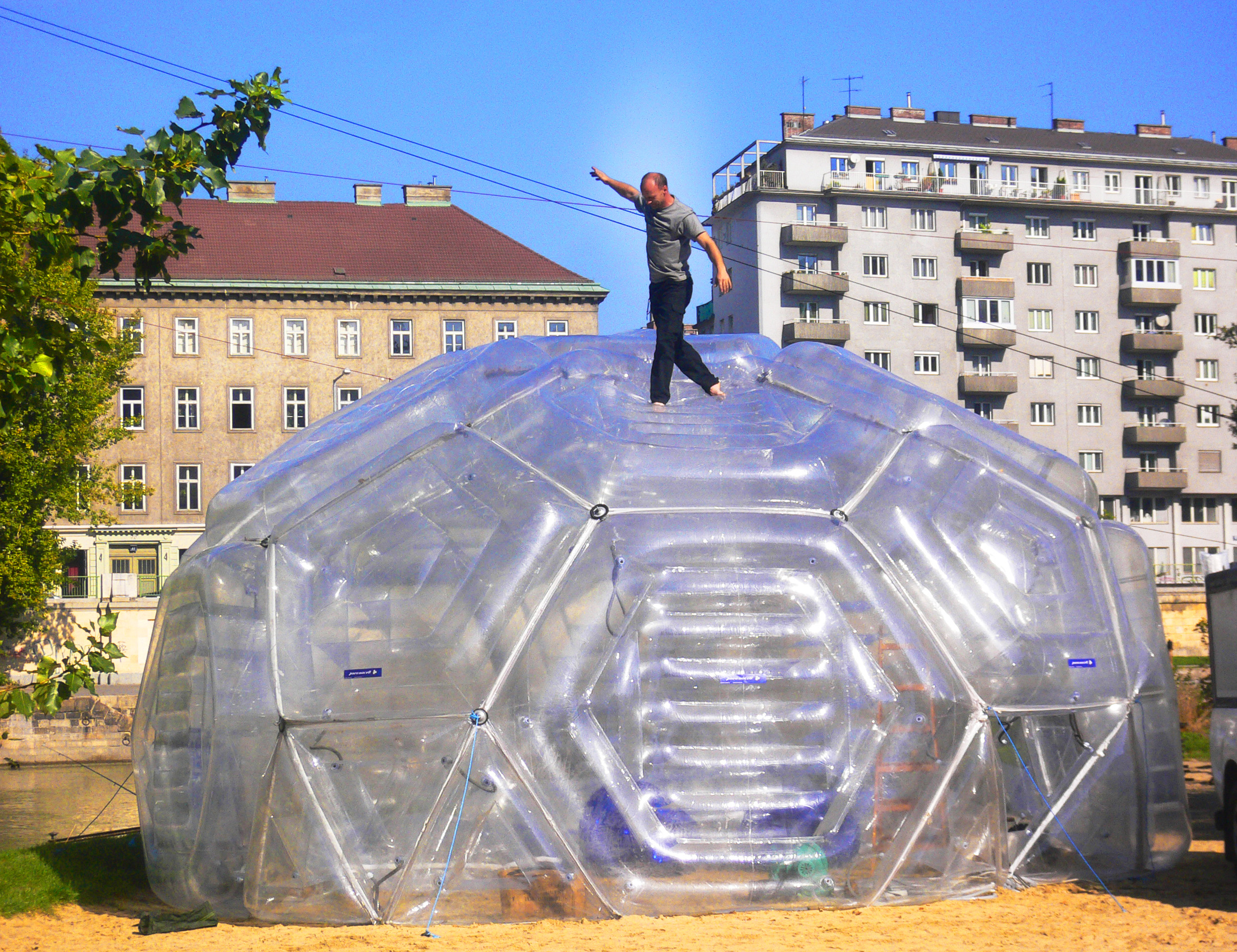 Aufblasbare Bausteine erobern Messewelt – und bald den Hochbau