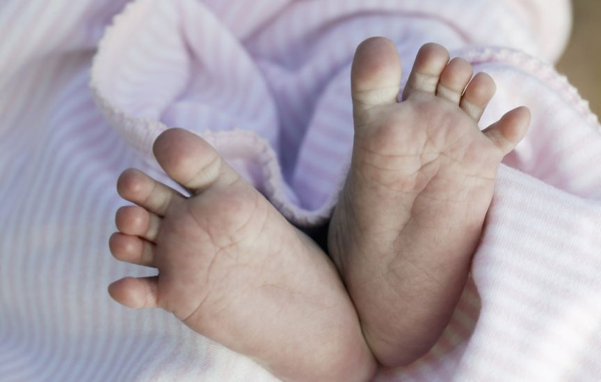 ¿Por qué le sudan las manos y pies a mi bebé? ¡Pregunta