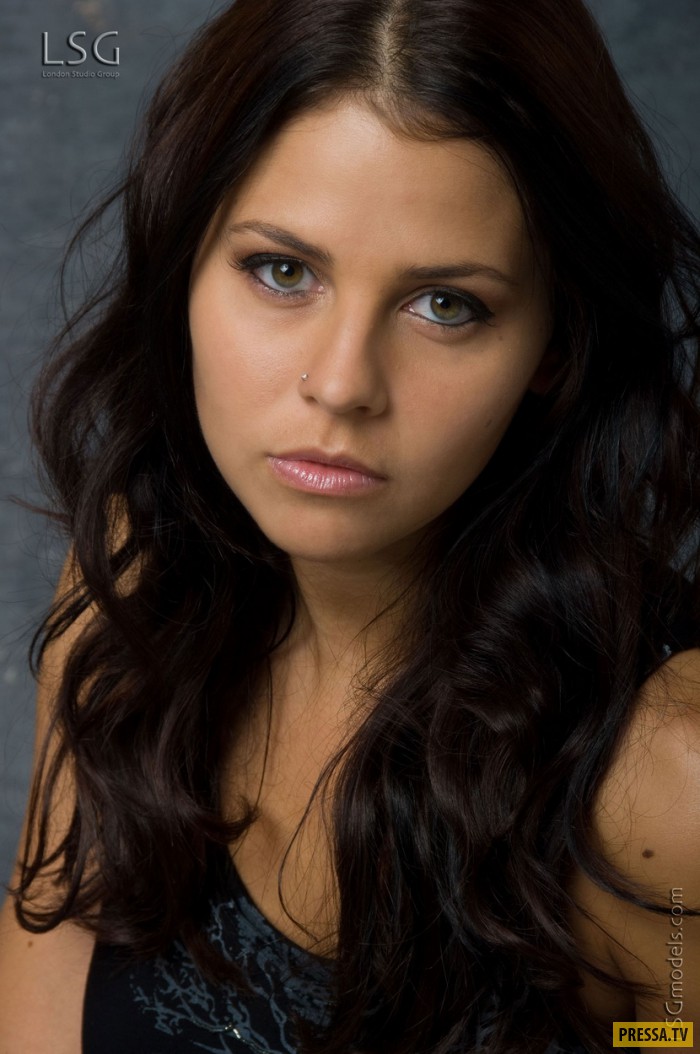 Красотка Cali Logan с упругой попкой и красивой грудью (16 фото)