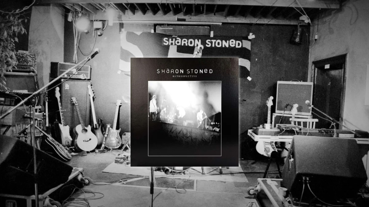 Seit Mitte der Neunziger bin ich Fan von Sharon Stoned! Damals habe ich musikalisch alles verschlungen was auch nur im Ansatz irgendwie nach schrammelnder Indie-Gitarre klang (damals war der Begriff „Indie“ noch ein wenig anders definiert). Das meiste kam aus Amerika, also Bands wie unter anderem Lemonheads, Sebadoh, Dinosaur Jr..