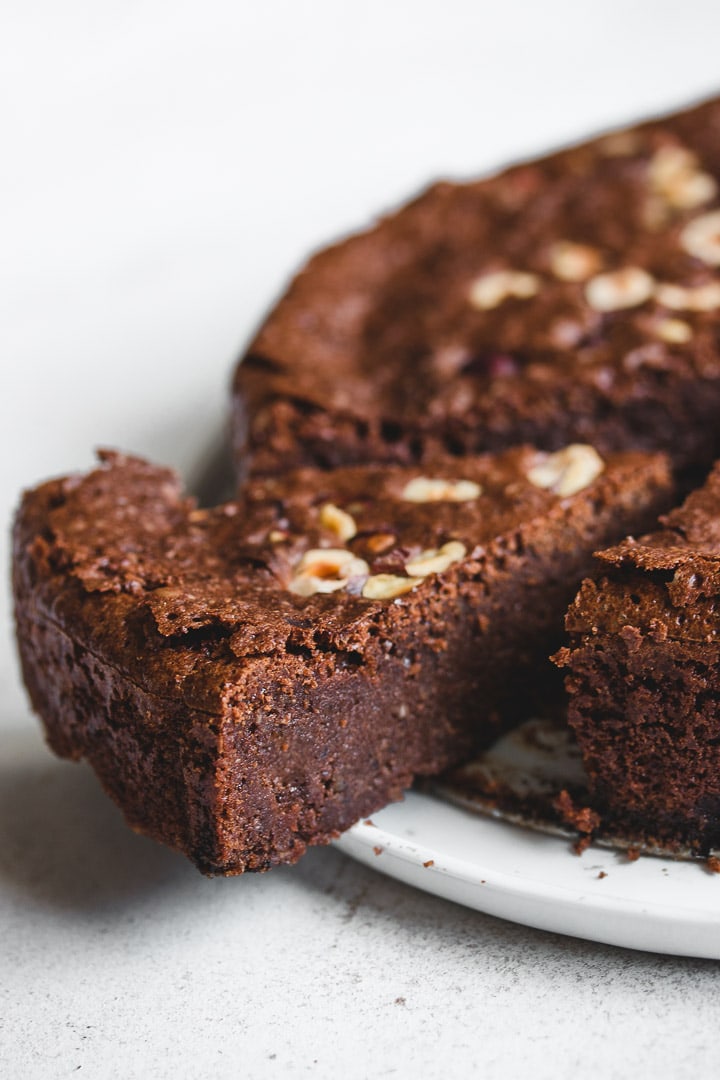 Fudgy Flourless Chocolate Hazelnut Cake Pretty. Simple. Sweet.