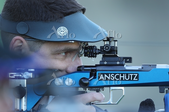 スコープ入門】照準器の『ゼロイン調整』を、初心者でもわかりやすく解説します | チカト商会 照準を合わせる射撃選手 [34090708] | 写真素材・ストックフォトのアフロ