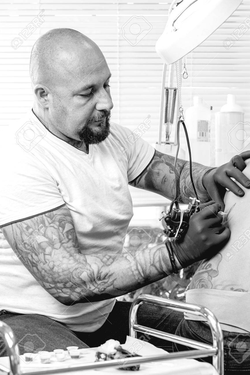 Immagini Stock - Giovane Artista Maschile Tatuaggio È Il Tatuaggio Sul Retro Di Una Giovane Donna In Cabina Tatuaggio Al Suo Negozio Di Tatuaggi - Focus Sul Viso Uomo. Image 37017647. 1300_x_866_jpg