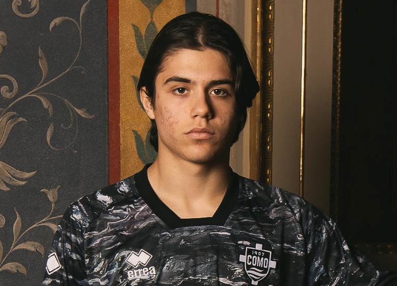 Como 1907 il giovane Rispoli firma il contratto con il club lariano