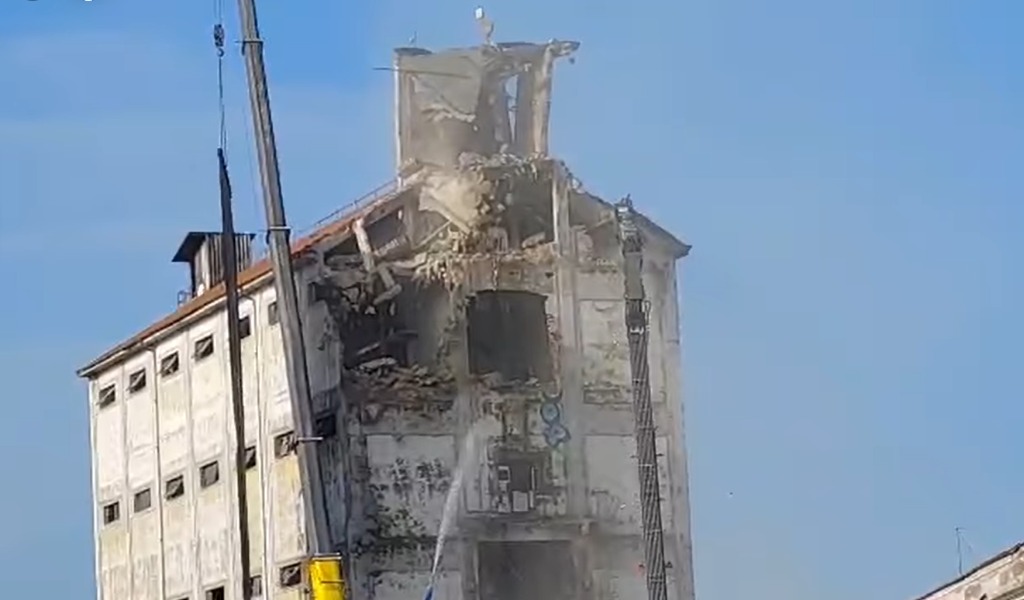 Esselunga A Lodi, Iniziata La Demolizione Del Silos Dell'ex Consorzio Agrario 600_x_1024_jpg