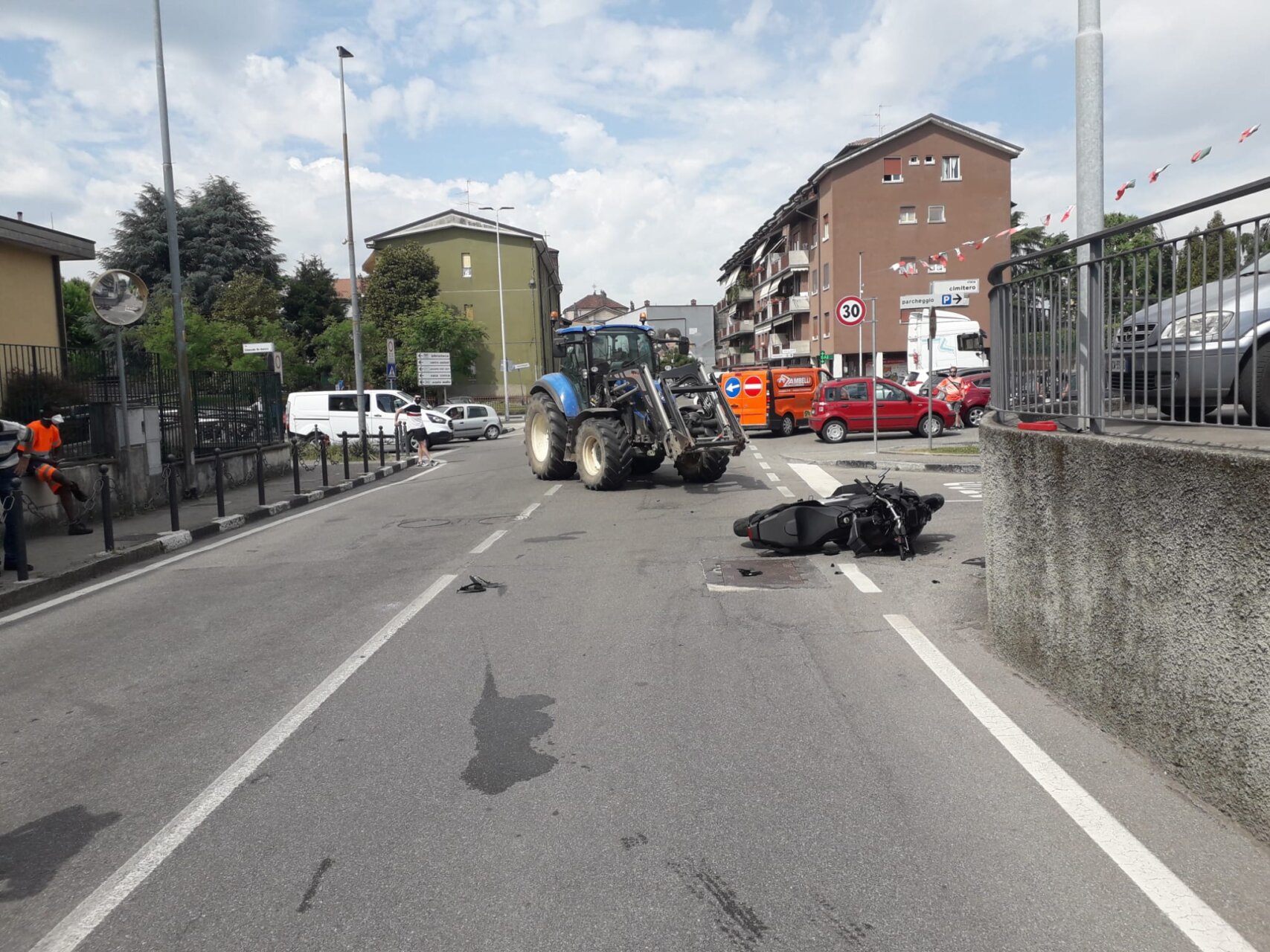 Incidente in centro paese moto si schianta contro trattore Prima Merate