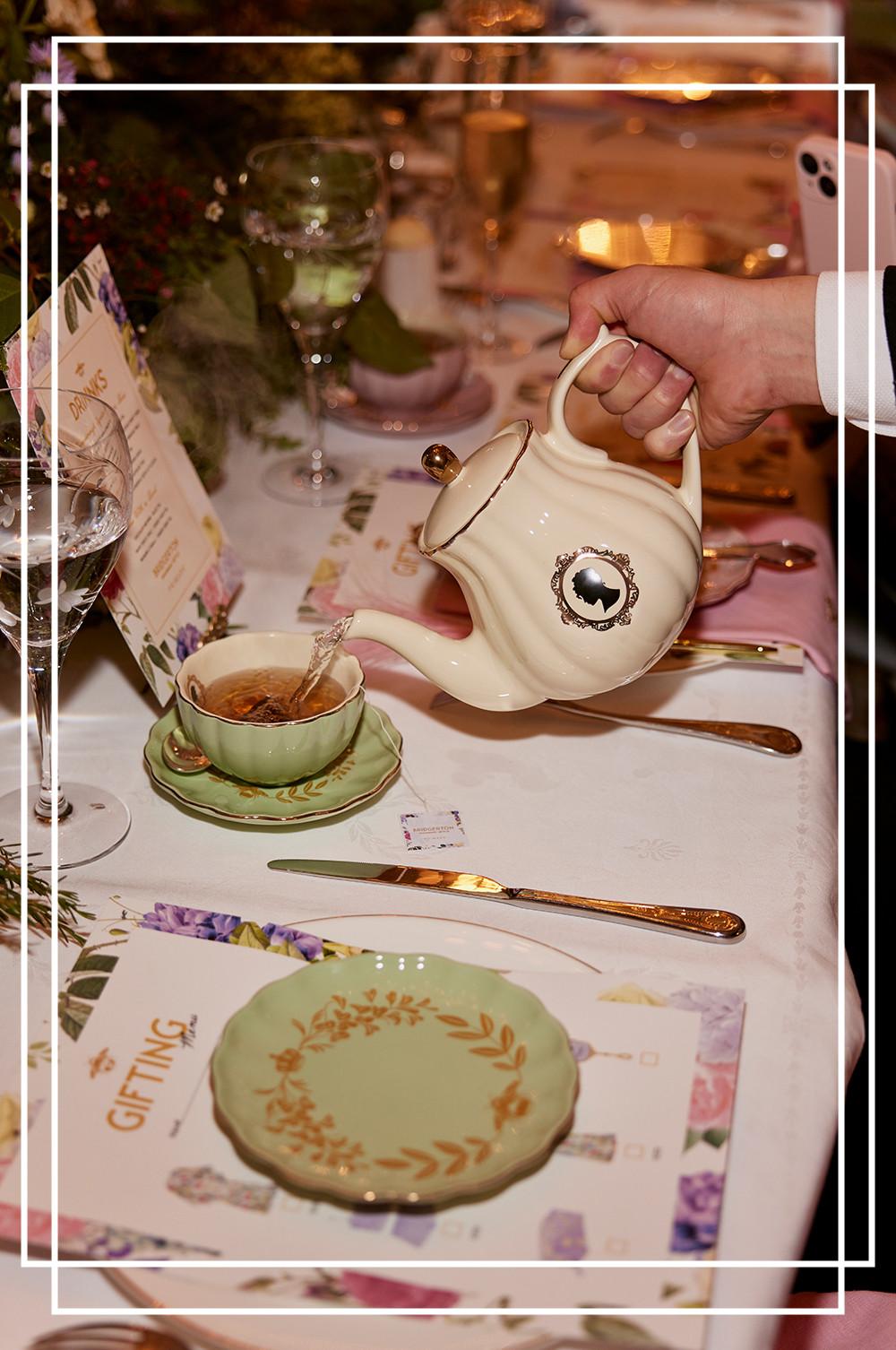 Notre collection Bridgerton de vêtements de nuit, de décoration de