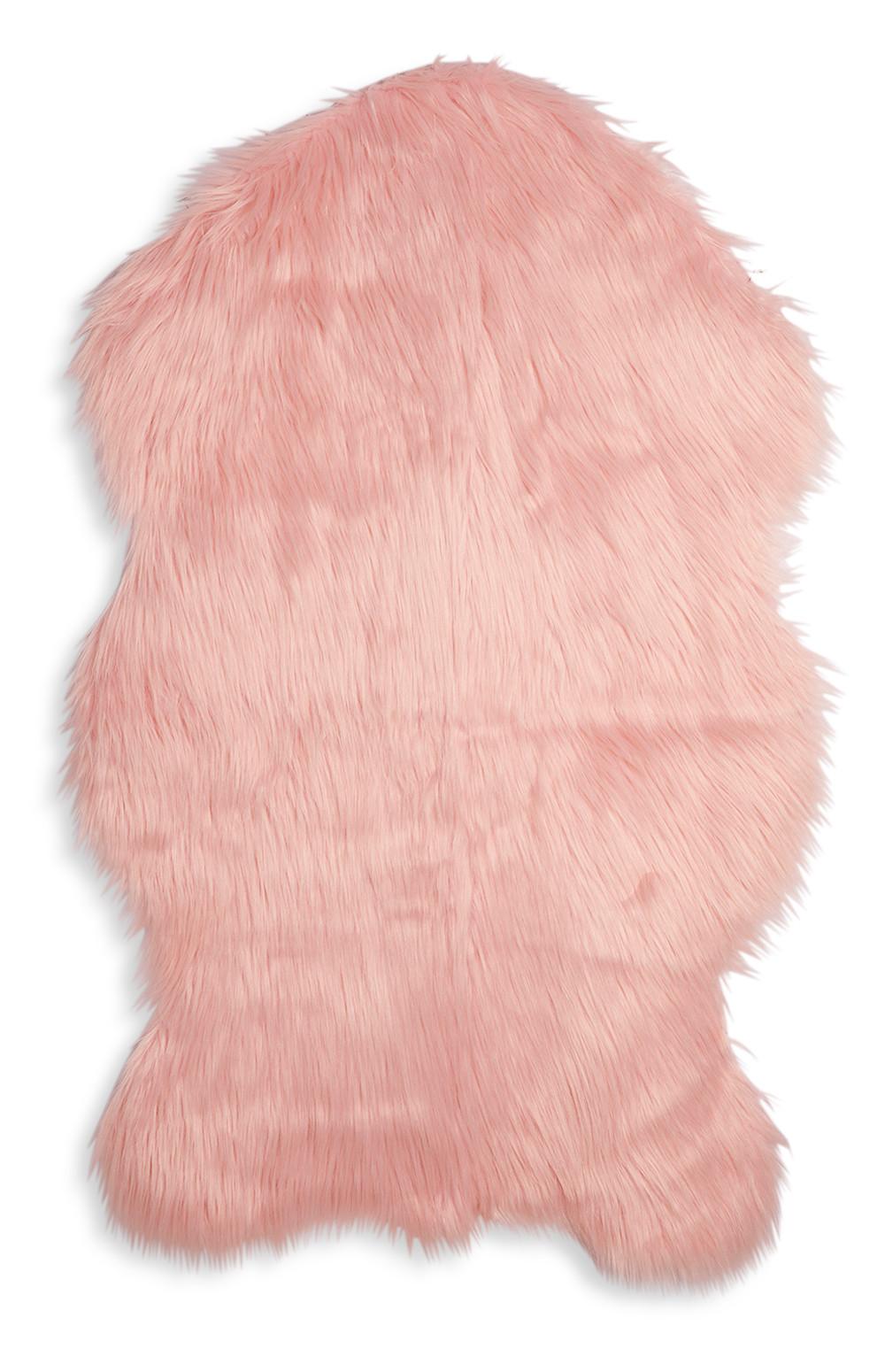 Petit tapis en fausse peau de mouton rose Jetés et