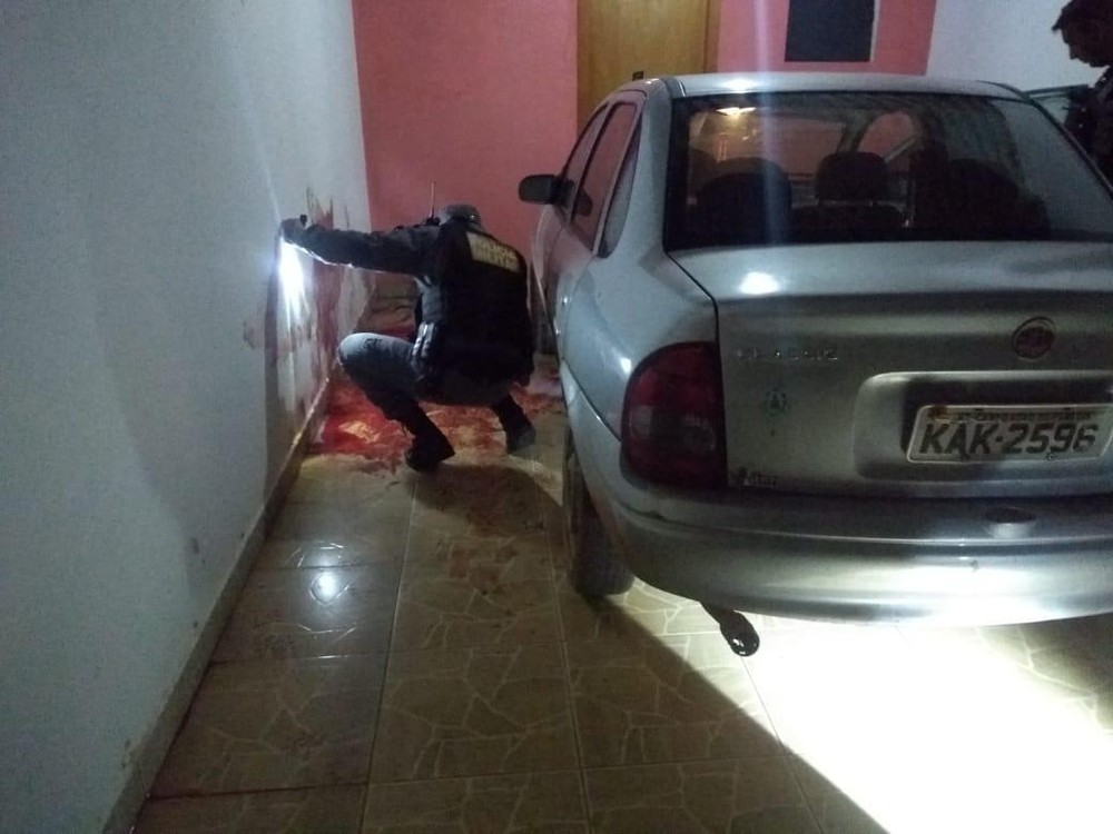 Idoso tenta matar garota de programa com golpes de marreta dentro de