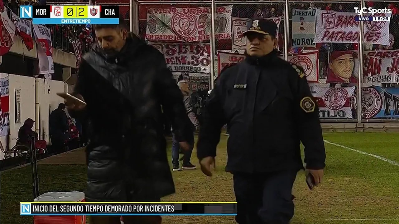 Incidentes demoraron el partido Morón-Chacarita