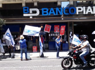 Protesta de trabajadores del Banco Piano